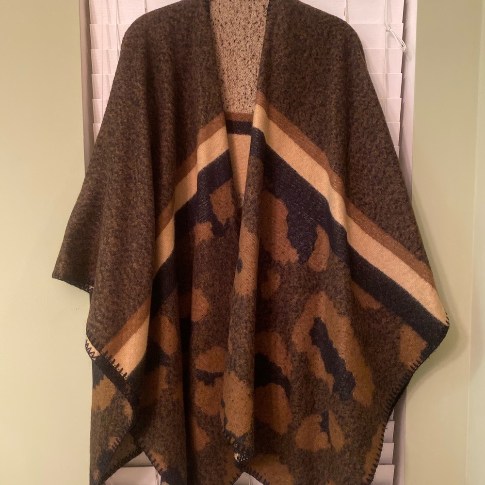 FLASH SALE ✨ Reversible Leopard Poncho